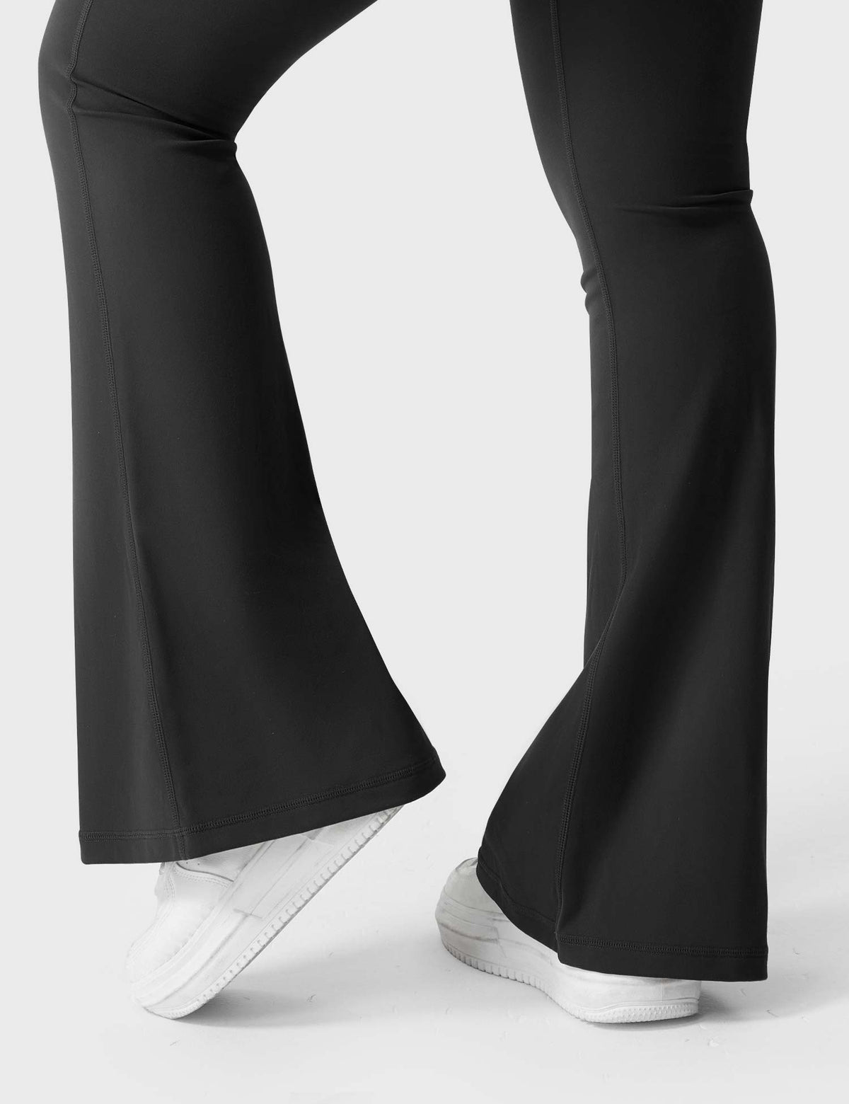 Leggings Movaelle CoreFlex acampanados con bolsillos